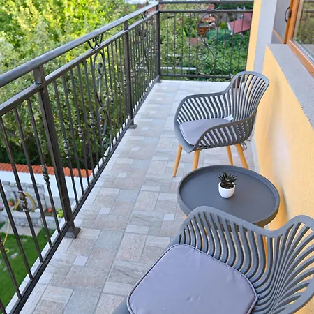 Apartment Sunrise 2 - Modern Retreat Near The Gondola Bansko